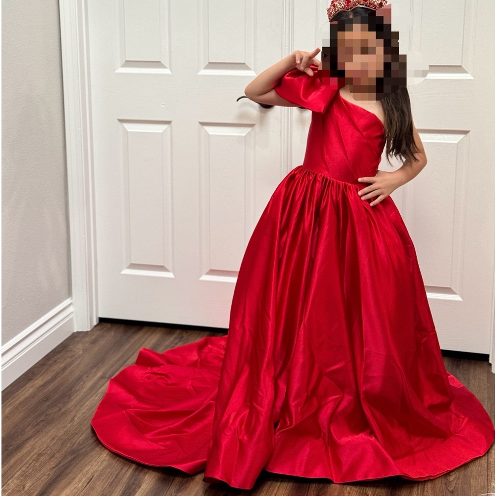 8Y girl red gown - Bow removable